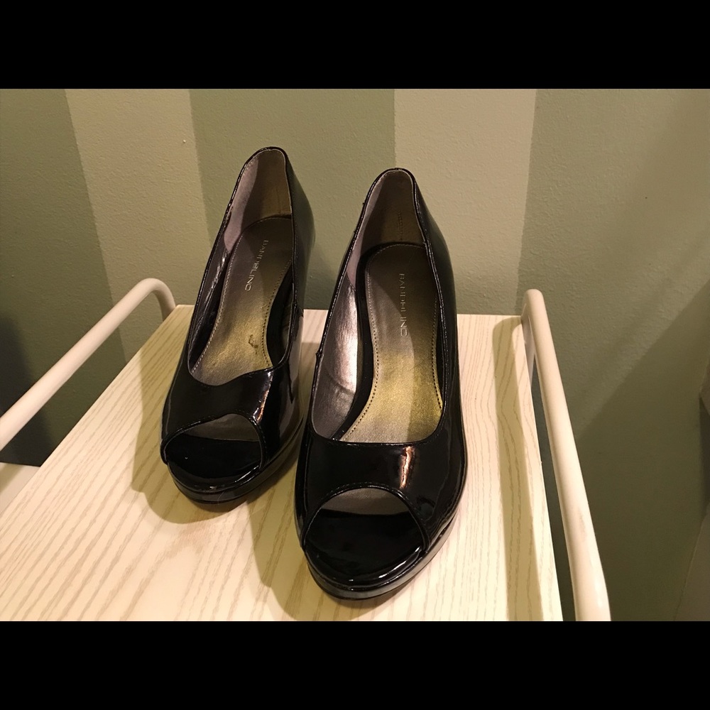 BLACK PATTEN LEATHER (open~toed)